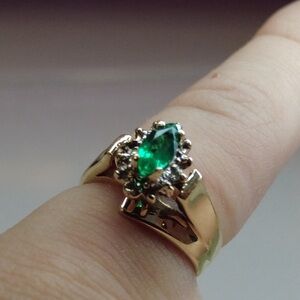 Elegant Gold, Emerald, & Diamond Ring